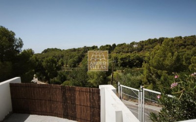 Beautiful, fully refurbished apartment with spacious terraces.